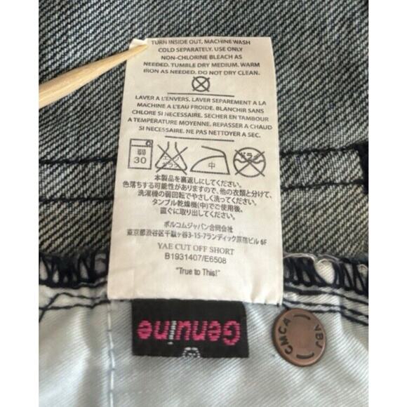 Volcom Yae Juniors Size 7 Blue Denim distressed Cut-off Shorts NWT - Picture 15 of 16